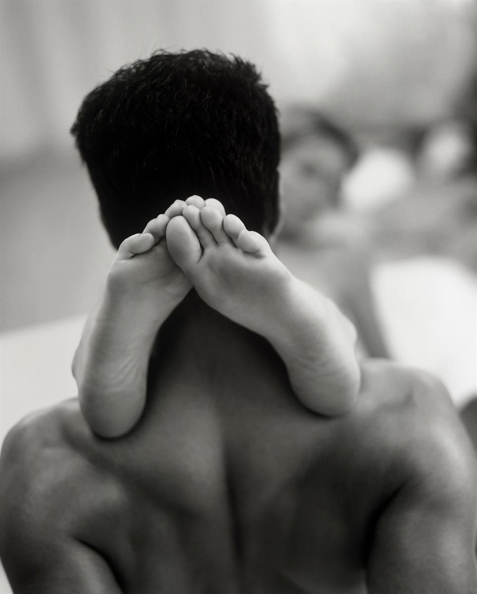 Женские ноги на плечах у мужчины фото
